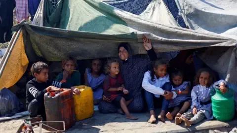 Dire Conditions within Gaza City as Military Tanks Push Forward