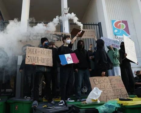 New France's Prime Minister Faces Intense Scrutiny as Countrywide Protests Disrupt Schools and Transportation